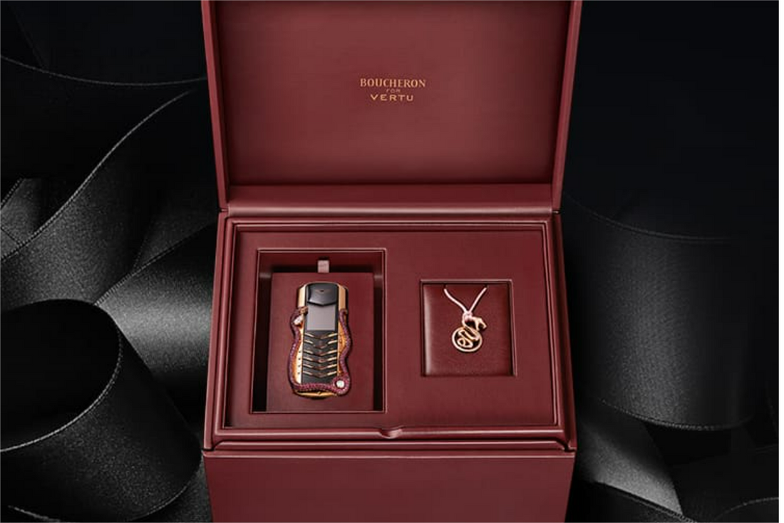 VERTU SIGNATURE COBRA:VERTU SIGNATURE COBRA: A Couture Mobile Fit for Royalty