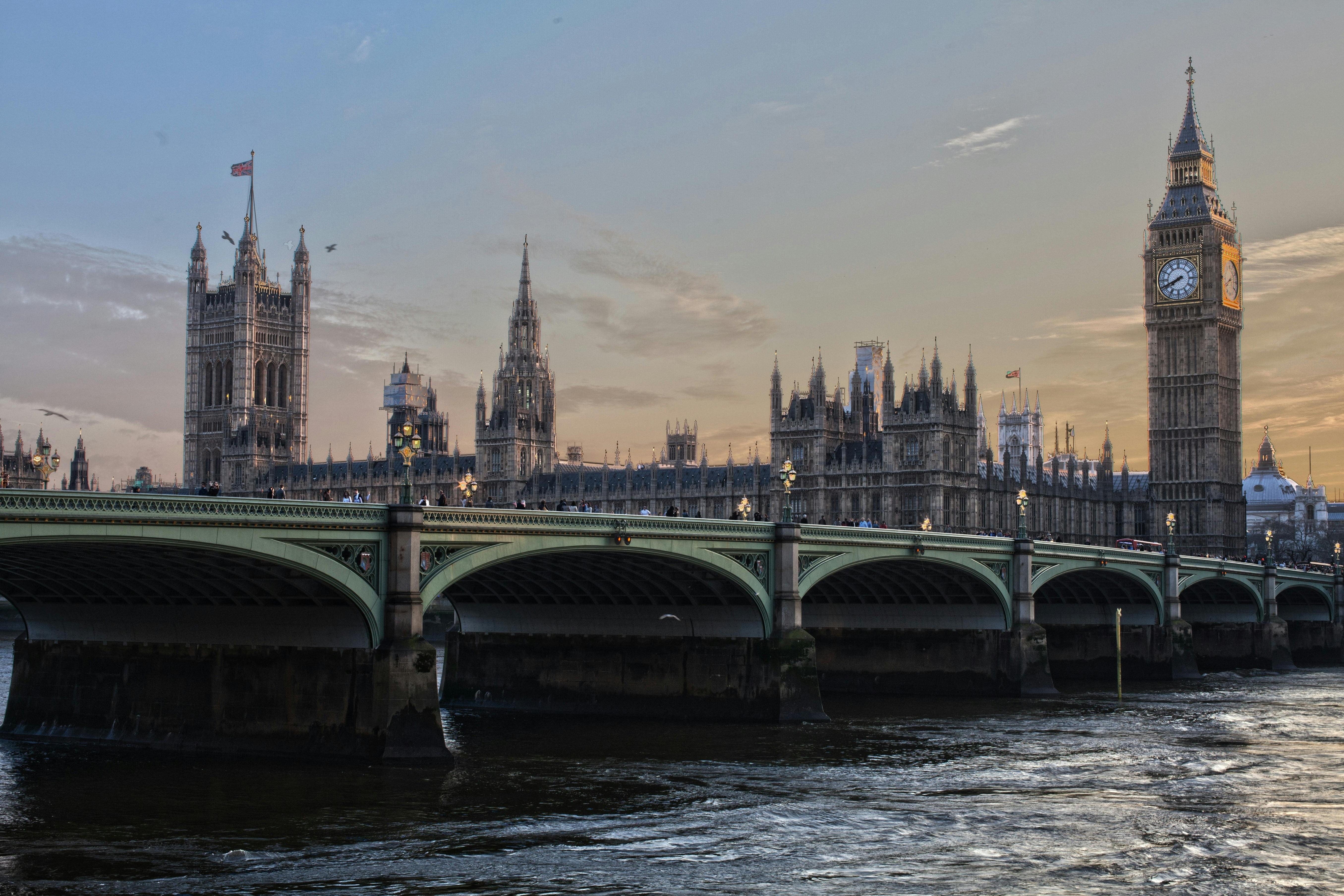 Exploring VERTU's Iconic Connection With the River Thames